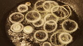 Hamburger vepřo knedlo zelo (kroužky cibule )