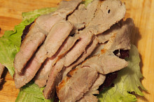bulka se salátem, zelím a masem 