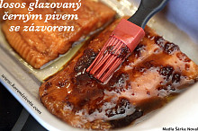 hustou glazurou potřete vrchní stranu ryby a dejte pod alobalem do trouby s grilem