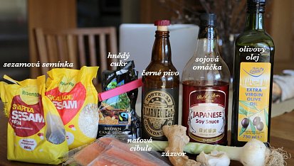 Losos glazovaný v černém pivě se zázvorem, základní surovinou je mimo jiné černé pivo; použila jse anglický Porter, který je hodně karamelový. V Čechách se též vyrábí a prodává.
