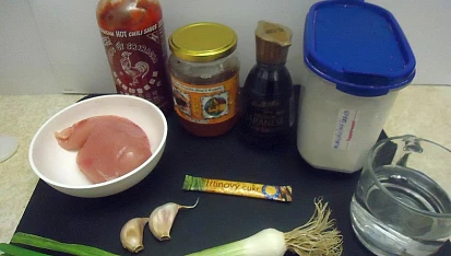 Medová kuřecí prsa sriracha