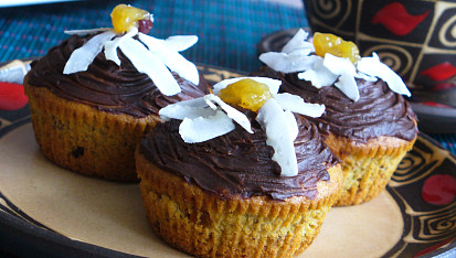 Muffiny s brusinkami a kandovanou pomerančovou kůrou