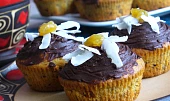 Muffiny s brusinkami a kandovanou pomerančovou kůrou
