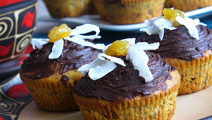 Muffiny s brusinkami a kandovanou pomerančovou kůrou