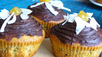 Muffiny s brusinkami a kandovanou pomerančovou kůrou