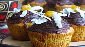 Muffiny s brusinkami a kandovanou pomerančovou kůrou