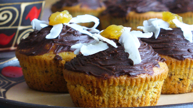 Muffiny s brusinkami a kandovanou pomerančovou kůrou