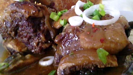 Pečené hovězí žebro na cibuli a žampionech