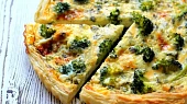 Quiche s brokolicí a modrým sýrem