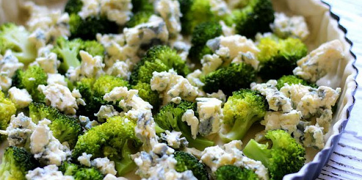 Quiche s brokolicí a modrým sýrem