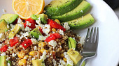 Quinoa s fetou a avokádem