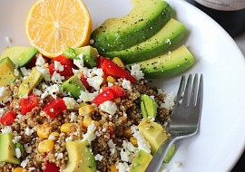 Quinoa s fetou a avokádem