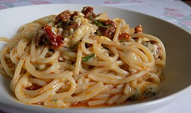 Špagety s Nivou a sušenými rajčaty