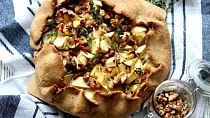 Špaldová galette s jablky a gorgonzolou