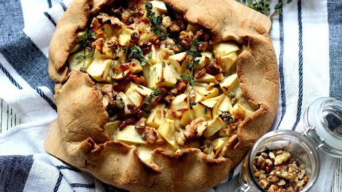 Špaldová galette s jablky a gorgonzolou