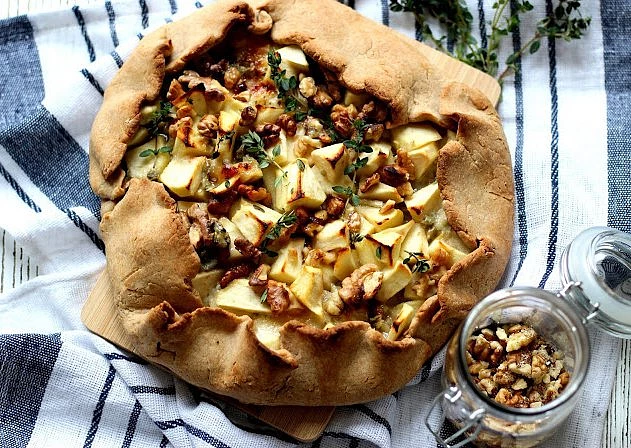 Špaldová galette s jablky a gorgonzolou Špaldová galette s jablky a gorgonzolou