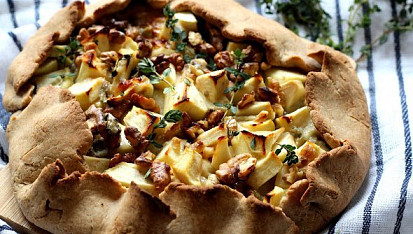 Špaldová galette s jablky a gorgonzolou