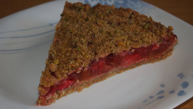Sušenkový koláč s rebarborou, jahodami a marcipánem