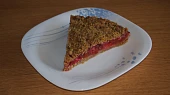 Sušenkový koláč s rebarborou, jahodami a marcipánem