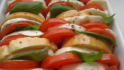 Zapečené caprese s bagetkou