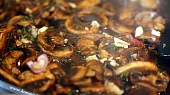 Bruschetta s karamelizovanými balsamico houbami, opečené žampiony posypte cukrema zasktříkněte balsamico octem a nechte zkaramelizovat