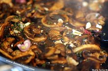 opečené žampiony posypte cukrema zasktříkněte balsamico octem a nechte zkaramelizovat