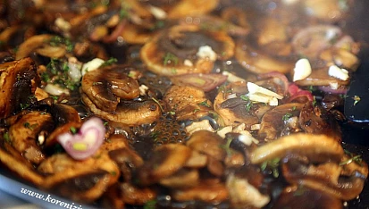 Bruschetta s karamelizovanými balsamico houbami, opečené žampiony posypte cukrema zasktříkněte balsamico octem a nechte zkaramelizovat