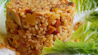 Bulgur s quinoa se sušenými rajčaty a žampiony