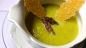 Chřestová polévka s parmezánovými křupinkami