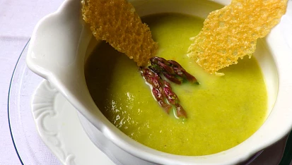 Chřestová polévka s parmezánovými křupinkami