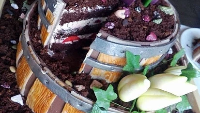 Dort - květinové sudy s krokusy a břečťanem