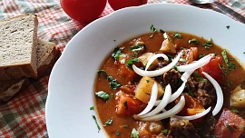 Hovězí guláš s celerem a rajčaty