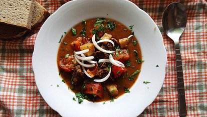 Hovězí guláš s celerem a rajčaty
