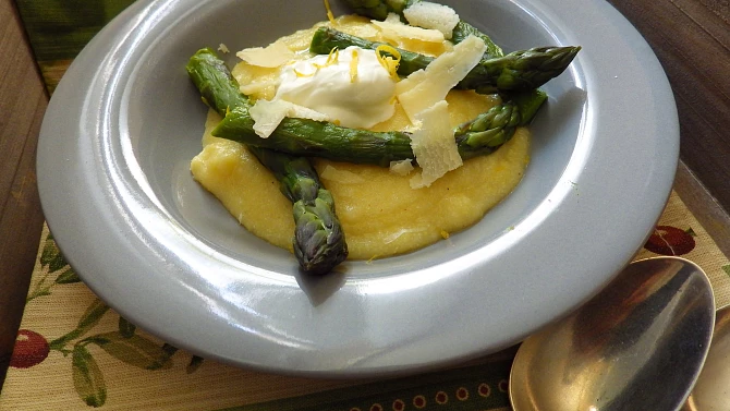 Krémová polenta se zeleným chřestem