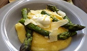 Krémová polenta se zeleným chřestem