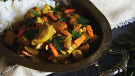 Kuřecí na curry s kedlubnem a mrkví