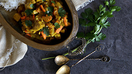 Kuřecí na curry s kedlubnem a mrkví