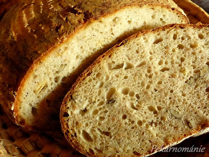 Kváskový chléb se semínky a syrovátkou