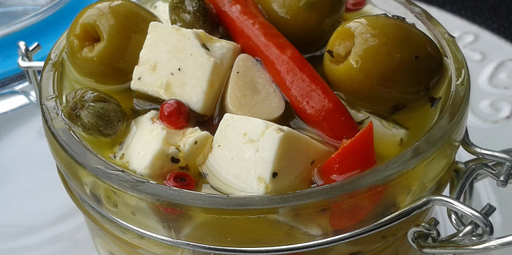 Marinované olivy se sýrem a kapary