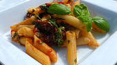 Penne s rajčaty, česnekem a rukolou