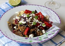 Quinoa s pečenou zeleninou a balkánským sýrem