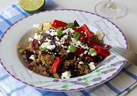 Quinoa s pečenou zeleninou a balkánským sýrem