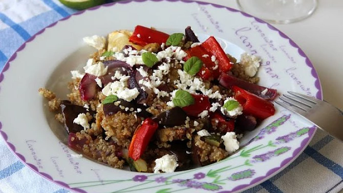 Quinoa s pečenou zeleninou a balkánským sýrem