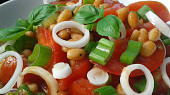 Rajčatový salát s fazolemi a cibulkou