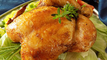 Šťavnaté bylinkové kuře pečené na hrubé soli