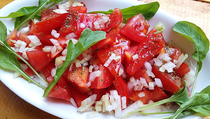 Šťavnatý kuskus, Rajčatový salát s rukolou. http://cesnekacibulezakladmojikuchyne.blogspot.cz/2016/05/rajcatovy-salat-s-rukolou-klasika.html#more