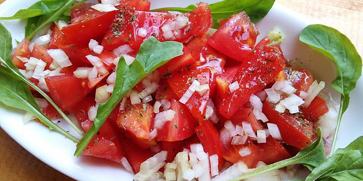 Rajčatový salát s rukolou. http://cesnekacibulezakladmojikuchyne.blogspot.cz/2016/05/rajcatovy-salat-s-rukolou-klasika.html#more