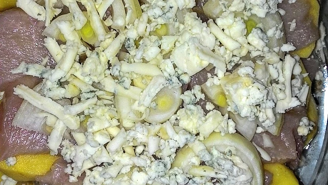 Zapečené brambory s kuřecím masem a Nivou, zapečené brambory