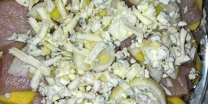 Zapečené brambory s kuřecím masem a Nivou (zapečené brambory)