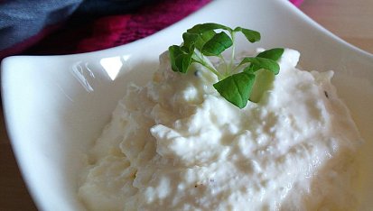 Česneková pomazánka s kapkou citrónu